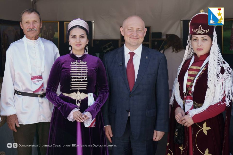 В рамках XVI фестиваля культуры и спорта народов Юга России губернатор Михаил Развожаев и первый заместитель министра спорта Одес Байсултанов открыли в парке Победы выставку-ярмарку «Национальные подворья»