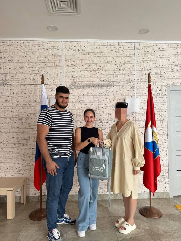 Денис Кондратьев: В августе принял участие в акции «Собери ребенка в школу», передав через помощников школьные наборы детям из семей военнослужащих и многодетных семей Денис Кондратьев: В августе принял участие в акции «Собери ребенка в школу», передав через помощников школьные наборы детям из семей военнослужащих и многодетных семей