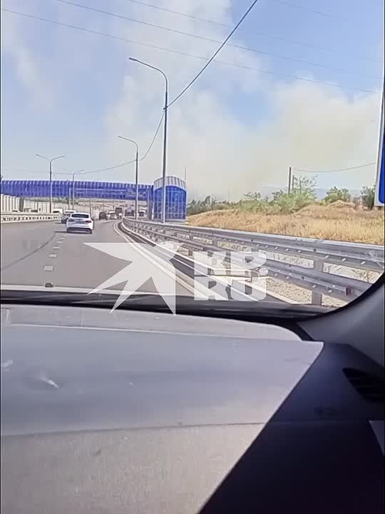 Пожар в районе Ялтинского кольца тушат силы МЧС России