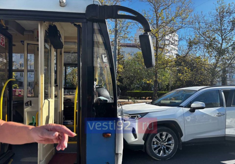 Машина без водителя въехала в троллейбус на остановке