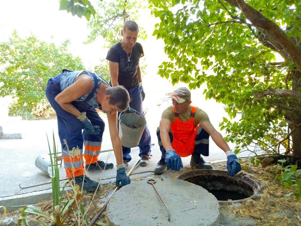 Сотрудники Водоканала устраняют засоры колодцев на ул. Жидилова, ул.Каштановой и ул.Черниговской
