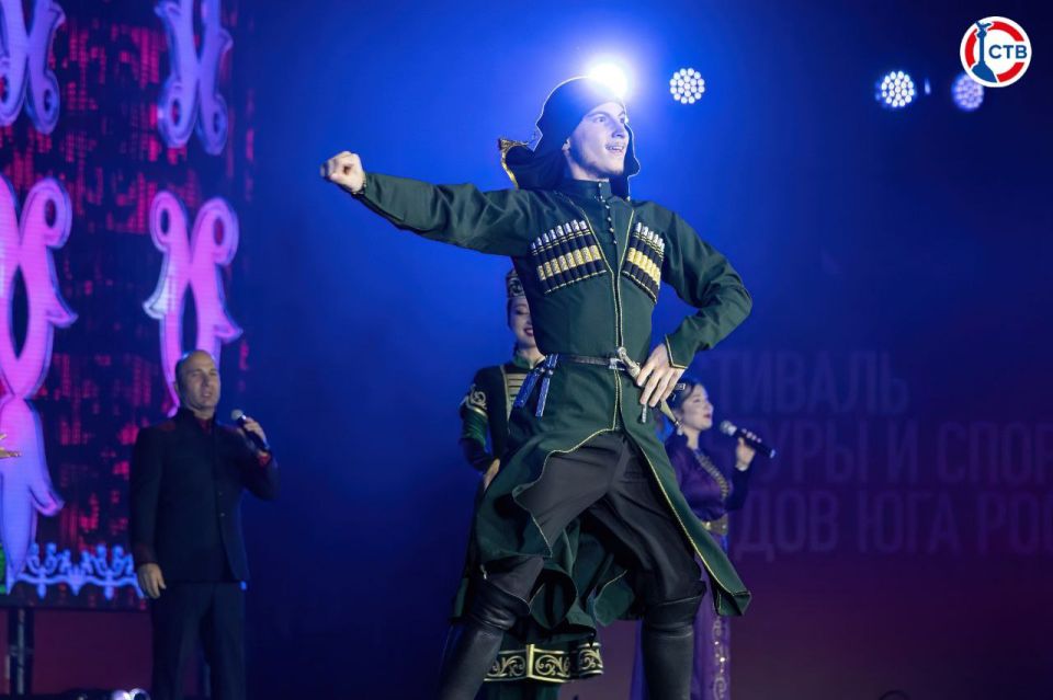 Фото дня: в Севастополе состоялась церемония закрытия Фестиваля культуры и спорта народов юга России Фото дня: в Севастополе состоялась церемония закрытия Фестиваля культуры и спорта народов юга России