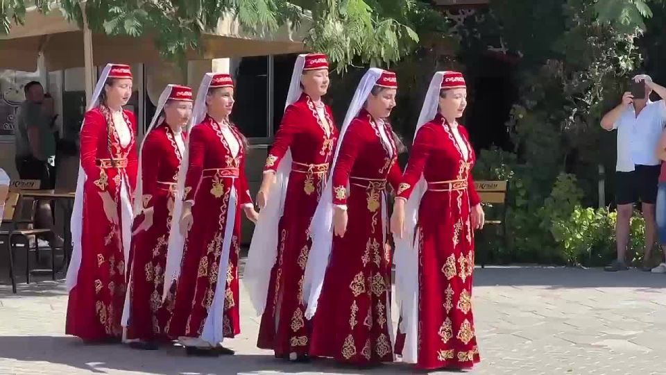 В Крыму продолжается традиция койдешлер корюшуви — встречи односельчан