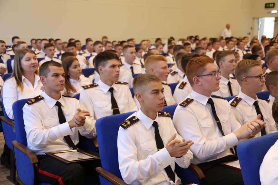 В начале учебного года руководитель управления общественно-политической работы СК России посетил ведомственный Севастопольский кадетский корпус имени В.И. Истомина В начале учебного года руководитель управления общественно-политической работы СК России посетил ведомственный Севастопольский кадетский корпус имени В.И. Истомина