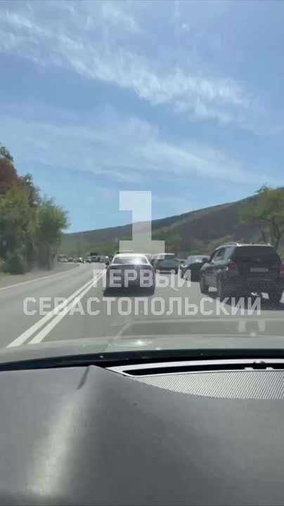 Многокилометровая пробка образовалась перед Гончарным в сторону Ялты