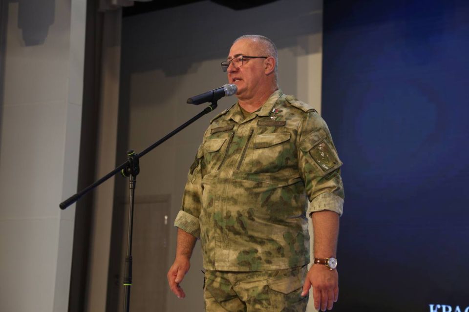 В начале учебного года руководитель управления общественно-политической работы СК России посетил ведомственный Севастопольский кадетский корпус имени В.И. Истомина В начале учебного года руководитель управления общественно-политической работы СК России посетил ведомственный Севастопольский кадетский корпус имени В.И. Истомина