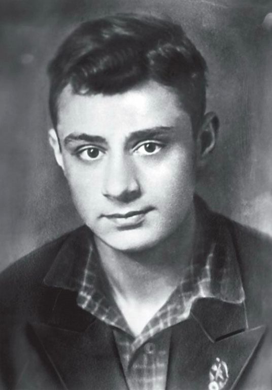 Эдуард Аркадьевич Асадов (7 сентября 1923 — 21 апреля 2004)