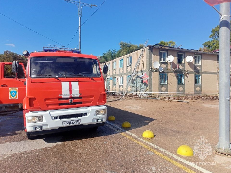 Сотрудники МЧС России ликвидировали пожар в общежитии в севастопольском селе Терновка