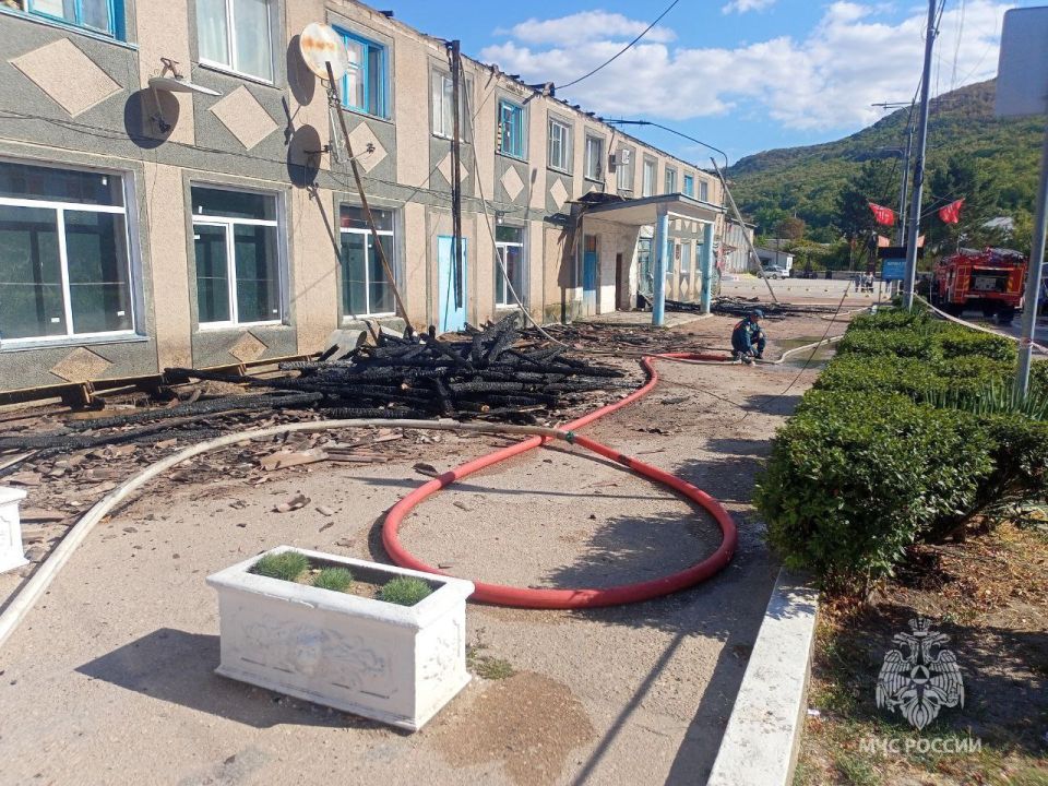 Сотрудники МЧС России ликвидировали пожар в общежитии в севастопольском селе Терновка Сотрудники МЧС России ликвидировали пожар в общежитии в севастопольском селе Терновка