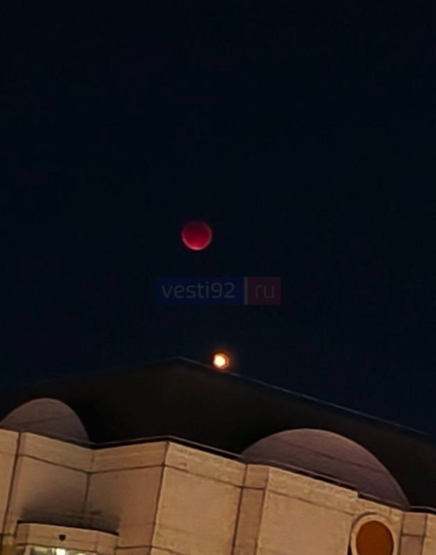 Еще кадры с лунного затмения