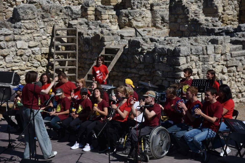 В Севастополе состоялся концерт инклюзивных оркестров «Солнечные нотки»