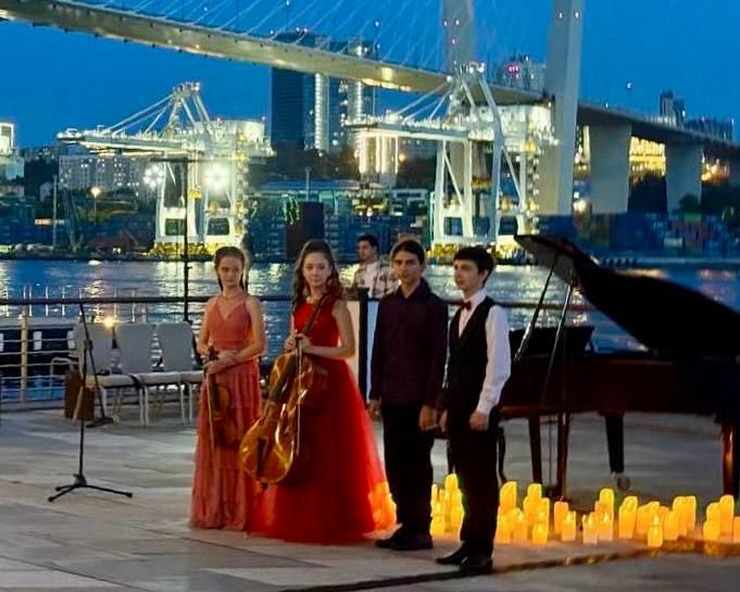 Юная скрипачка из Севастополя выступила на Восточном экономическом форуме во Владивостоке Юная скрипачка из Севастополя выступила на Восточном экономическом форуме во Владивостоке