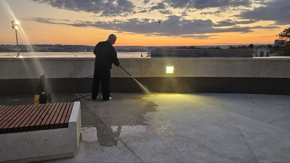 Раз в неделю вне зависимости от сезона сотрудники ГБУ "Парки и скверы" выполняют работы по мойке обелиска "Городу-Герою Севастополю". Раз в неделю вне зависимости от сезона сотрудники ГБУ "Парки и скверы" выполняют работы по мойке обелиска "Городу-Герою Севастополю".