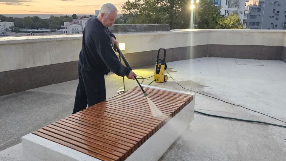 Раз в неделю вне зависимости от сезона сотрудники ГБУ "Парки и скверы" выполняют работы по мойке обелиска "Городу-Герою Севастополю". Раз в неделю вне зависимости от сезона сотрудники ГБУ "Парки и скверы" выполняют работы по мойке обелиска "Городу-Герою Севастополю".