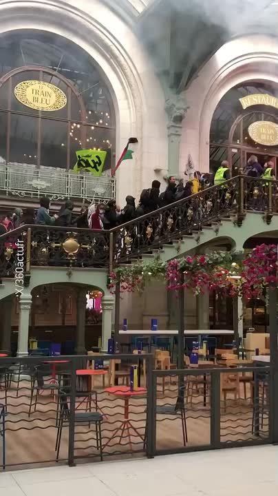 Протестующие захватили Лионский вокзал в Париже, полностью заблокирована станция Монпарнас