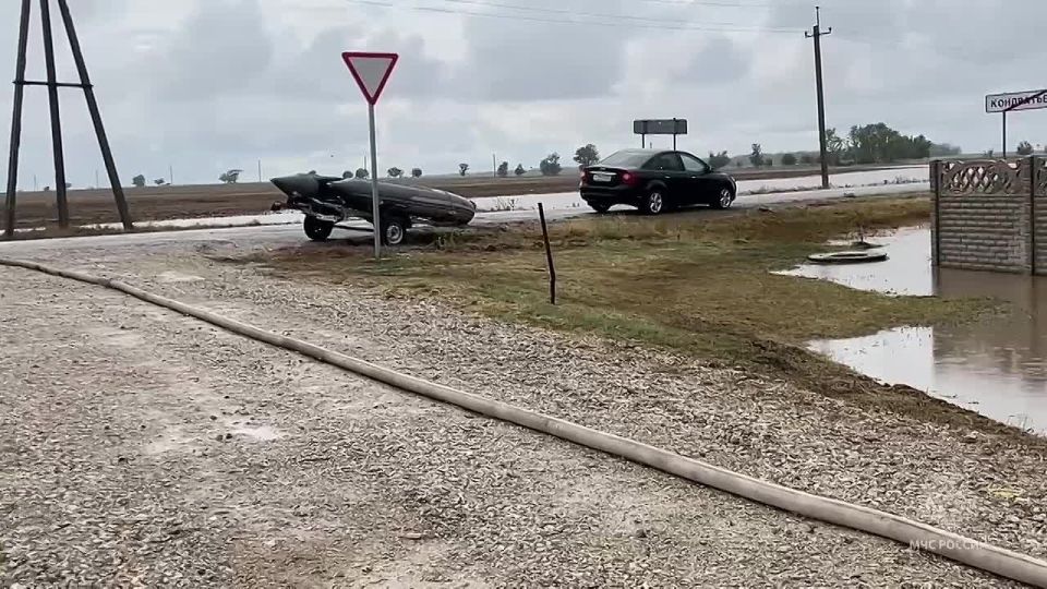 В Джанкойском райне из-за дождей и схода воды с полей в двух сёлах подтоплены 26 участков – МЧС Крыма