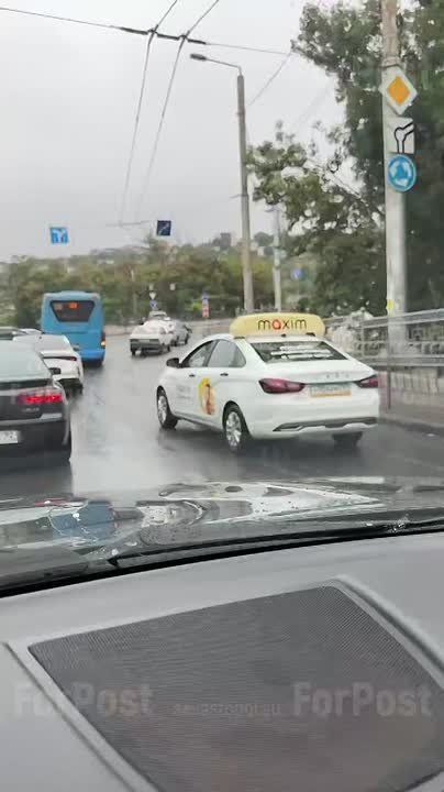 Полицейским, который сегодня помог пожилому водителю на дороге, оказался участковый уполномоченный полиции ОМВД России по Гагаринскому району старший лейтенант Дмитрий Калугин