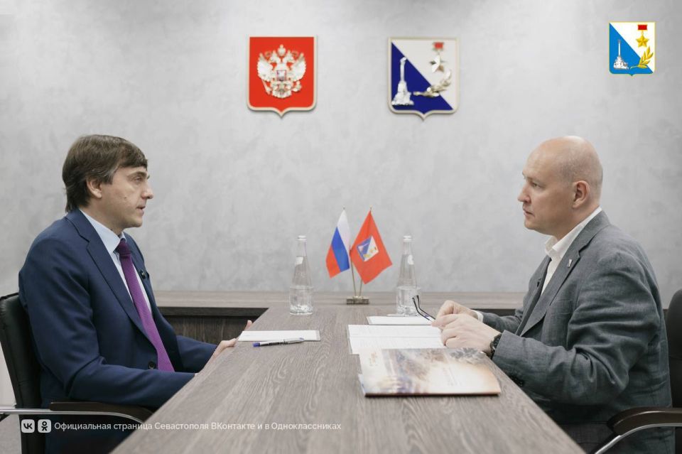 Министр просвещения России Сергей Кравцов и губернатор Севастополя Михаил Развожаев проинспектировали отремонтированные по президентской программе детский сад № 27 и гимназию № 10