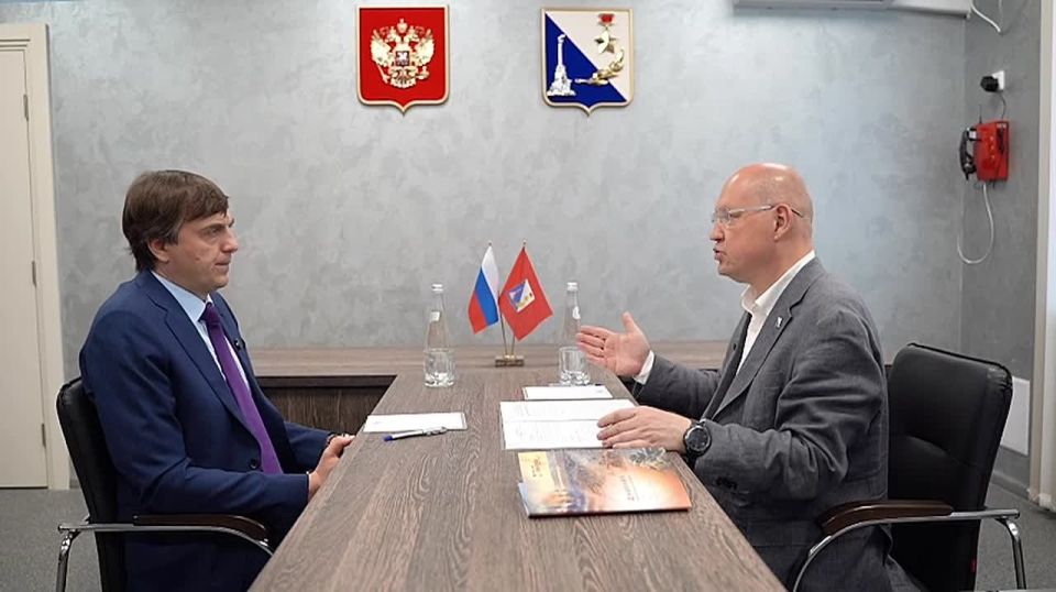 Михаил Развожаев: В гимназии № 10 имени Героя Советского Союза Ефимова Мирона Ефимовича провели с министром просвещения Сергеем Сергеевичем Кравцовым двустороннюю встречу