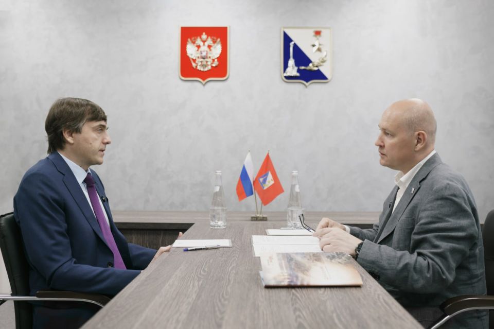 Министр просвещения России Сергей Кравцов посетил обновлённые детский сад № 27 и гимназию № 10 в Севастополе