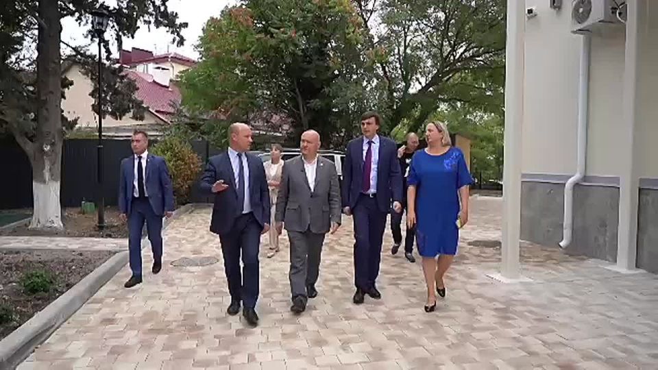 Министр просвещения проверил в Севастополе школу и детсад, отремонтированные по президентской программе