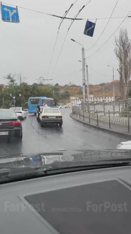 #Нам_пишут. Видела сегодня по дороге на работу вот такую картину: на мосту у автовокзала "сломался" дедушка на старенькой машине