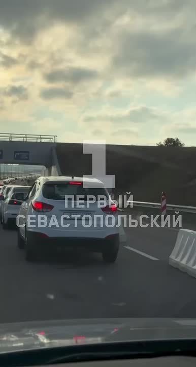 Очередь у Крымского моста со стороны Керчи растет