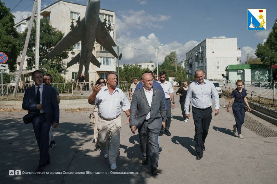 Губернаторский контроль. Михаил Развожаев провел рабочую поездку в Любимовку и обсудил вопросы благоустройства микрорайона