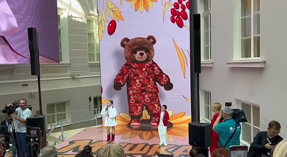 Делегация из Севастополя познакомилась с первым цифровым артистом для детей