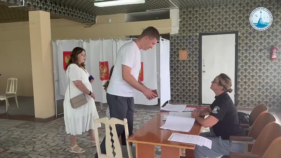 Выборы – дело семейное!. Сегодня участник специальной военной операции, депутат Законодательного Собрания города Севастополя Михаил Сухенко проголосовал на избирательном участке вместе с женой и дочерью