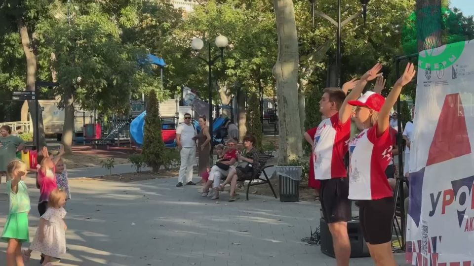 В Комсомольском парке им. Марии Байды проходят бесплатные занятия для детей по акробатическому рок-н-роллу и буги-вуги в рамках проекта «Уроки в парках 2025»