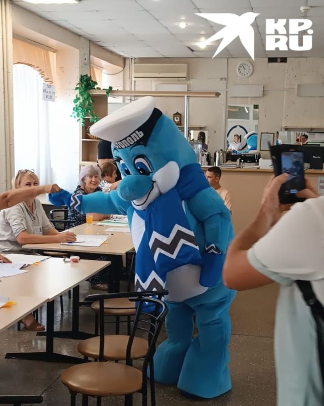 "КП-Севастополь" на избирательном участке на пр. Октябрьской революции повстречала вот такого милейшего персонажа