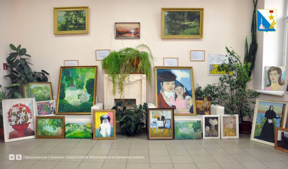 Для скорейшего выздоровления пациентов: в отделение сестринского ухода больницы Севастополя переданы картины заслуженного художника