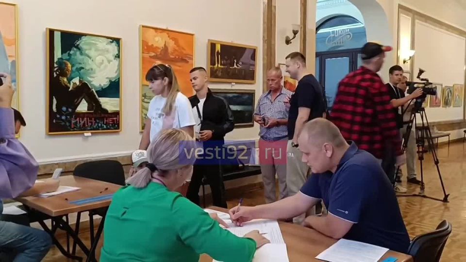 Спустя всего минуту после открытия избирательного участка в СЦКИ уже выстроилась очередь из желающих