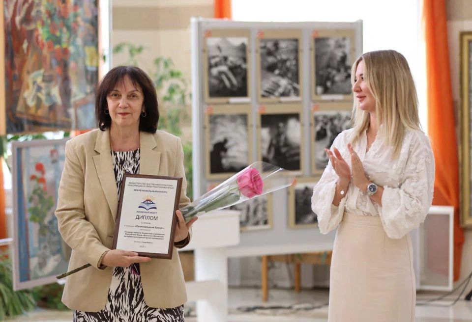 В Симферополе награждены лауреаты и победитель межрегионального конкурса «Книжный мост» В Симферополе награждены лауреаты и победитель межрегионального конкурса «Книжный мост»