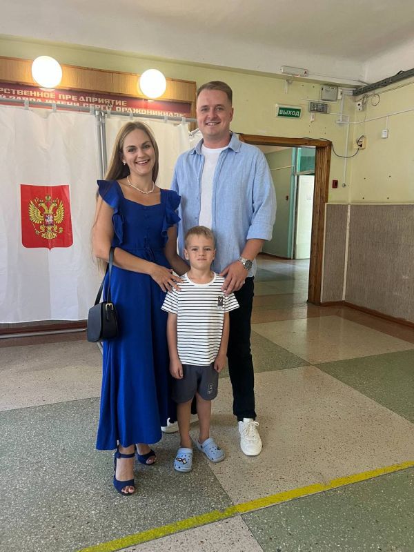 Денис Кондратьев: Сегодня с женой и старшим сыном пришли на избирательный участок, чтобы проголосовать за будущее Севастополя