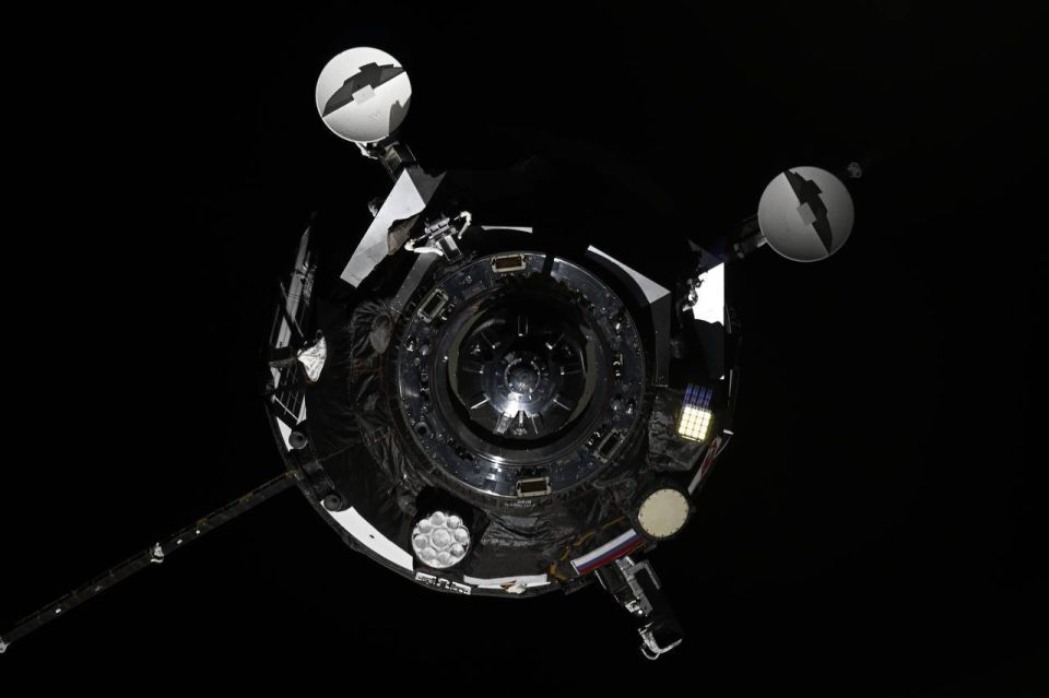 Космонавт Олег Платонов поделился фото стыковки грузового корабля «Прогресс МС-32» с МКС