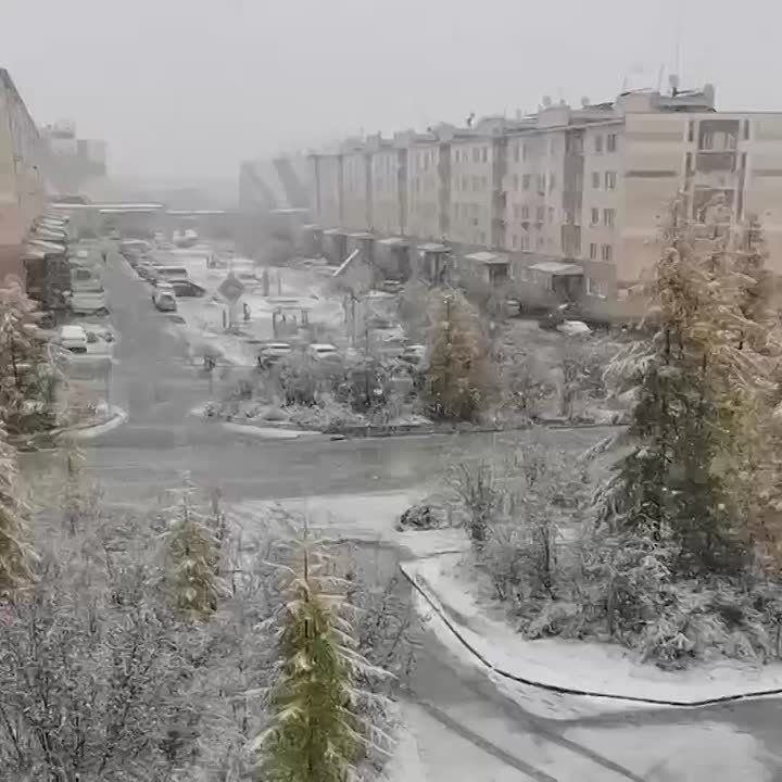 Пока севастопольцы наслаждаются бабьим летом, в некоторых регионах на материке выпал первый снег