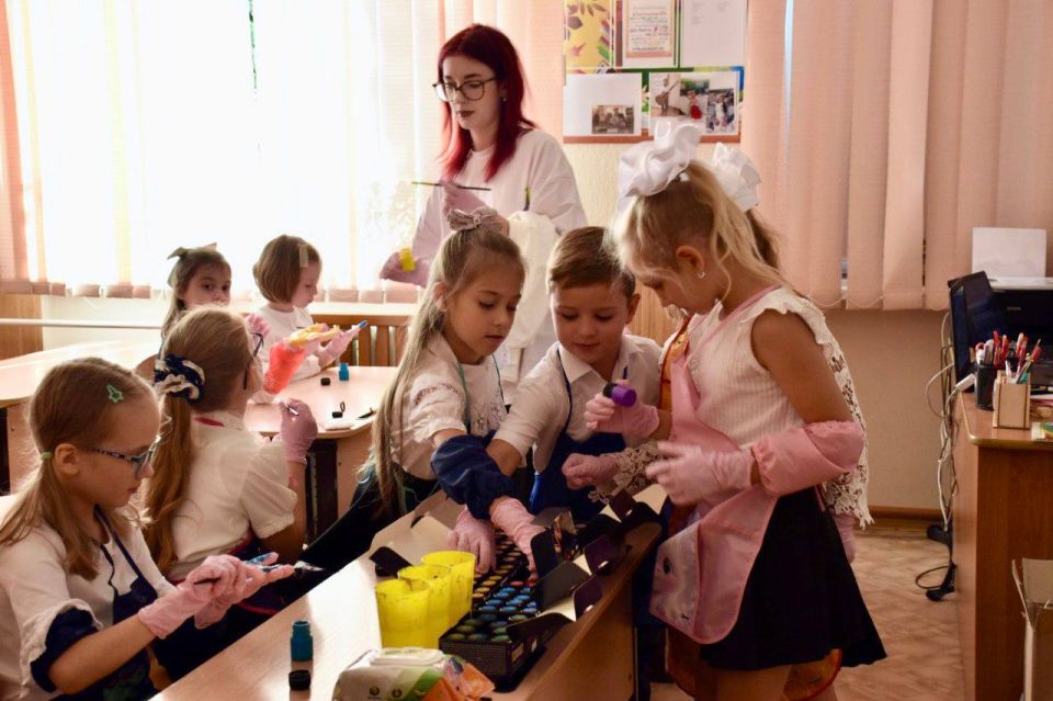 Творчество объединяет. В этом сегодня убеждались ребята на внеурочном занятии «Разговоры о важном» Творчество объединяет. В этом сегодня убеждались ребята на внеурочном занятии «Разговоры о важном»