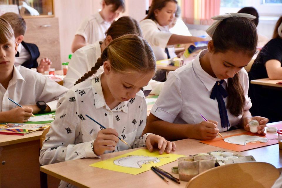 Творчество объединяет. В этом сегодня убеждались ребята на внеурочном занятии «Разговоры о важном» Творчество объединяет. В этом сегодня убеждались ребята на внеурочном занятии «Разговоры о важном»