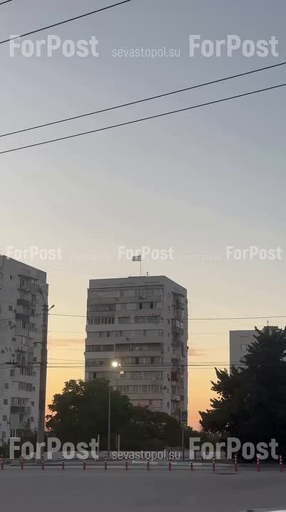 Андреевский флаг на крыше одного из домов на ул. Меньшикова в Севастополе
