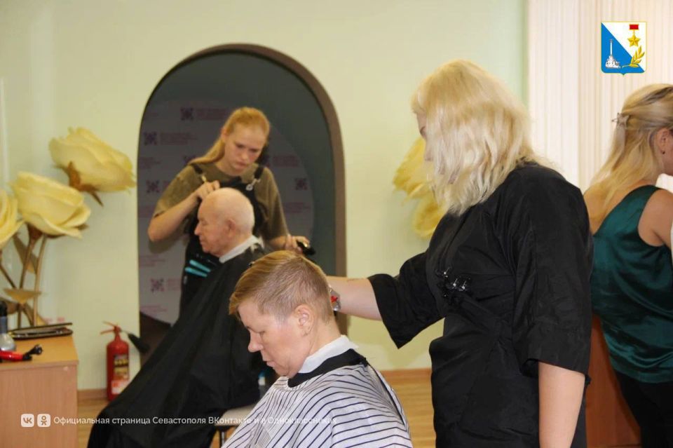 Будущие парикмахеры помогли пожилым людям преобразиться