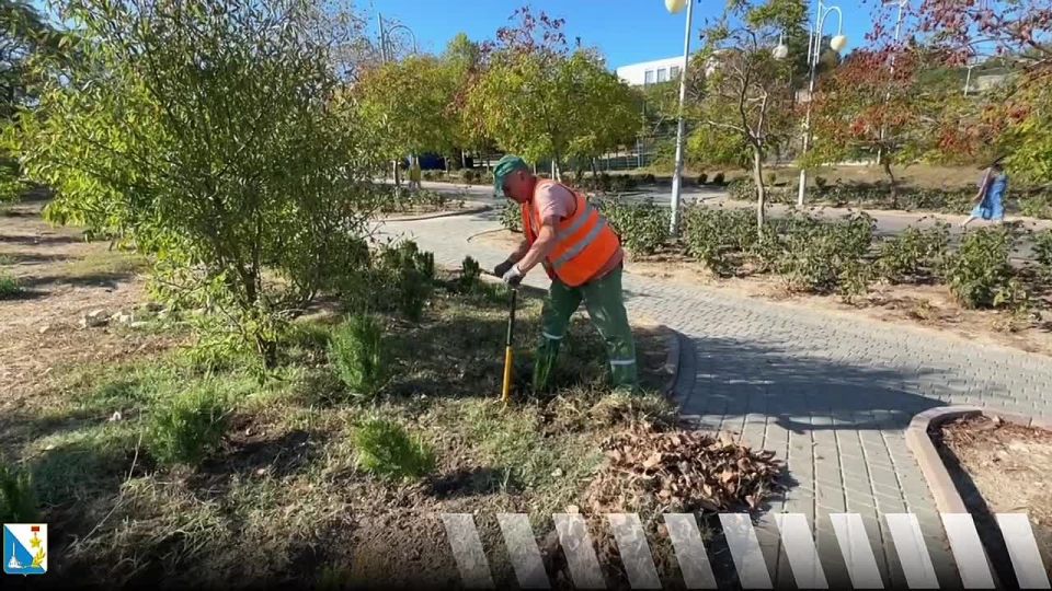 Сегодня утром делимся с вами кадрами, как в парке им. Анны Ахматовы специалисты «Парков и скверов» ухаживают за зелеными зонами