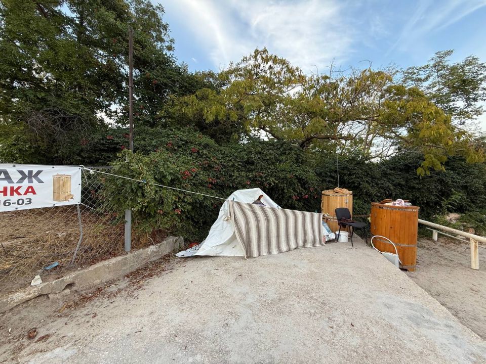 #Нам_пишут. Спортплощадку на Омеге оккупировал какой-то странный бизнес с массажем и фитобочками