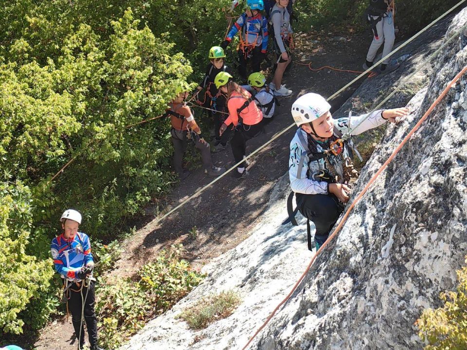 В это воскресенье юные спортсмены Балаклавского дома детского и юношеского творчества провели учебно-тренировочное занятие на скалах совместно с Чемпионом мира по спортивному туризму Иваном Добрыдиным