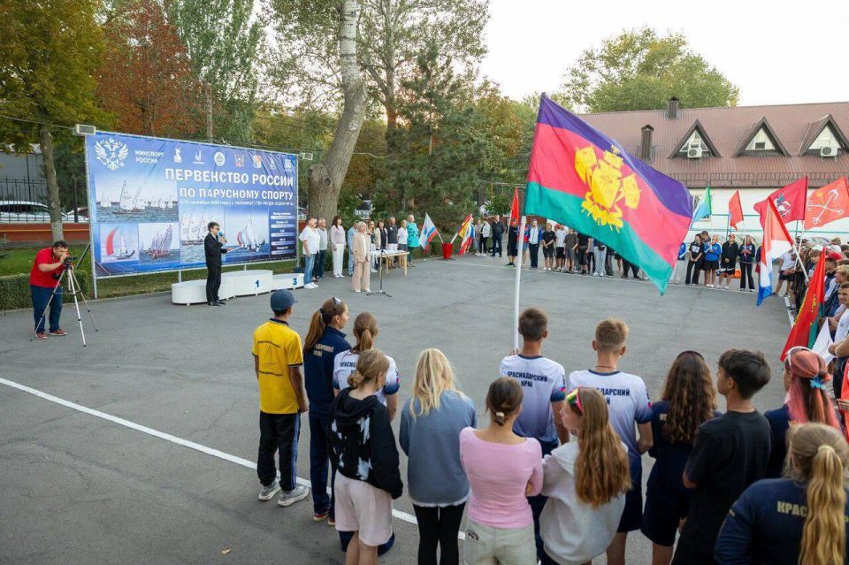 Сергей Резниченко: Теплое время года — пик сезона для яхтсменов, летом в Севастополе состоялся не один десяток соревнований по парусному спорту, наши спортсмены набрали хорошую форму и готовы покорять пьедесталы соревнований...