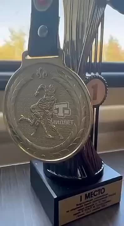 Севастопольский борец Эльдар Эмиров, который стал победителем Всероссийского турнира по греко-римской борьбе, возвращается домой и благодарит своих тренеров