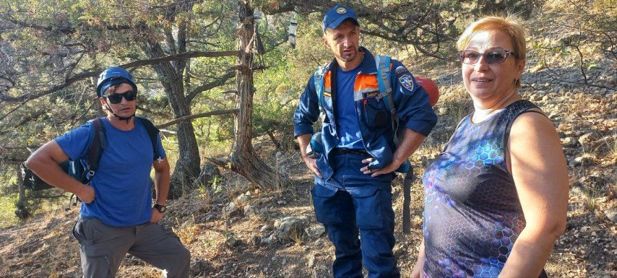 Спасатели эвакуировали туристку, которая застряла на тропе в районе пляжа «Серебряный» под Балаклавой