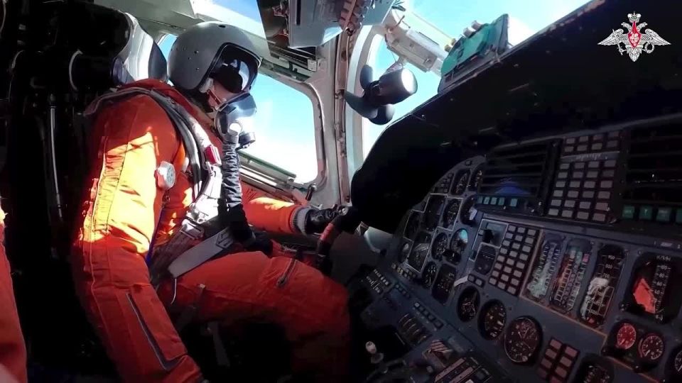 Стратегические ракетоносцы Ту-160 выполнили учебно-боевые задачи над нейтральными водами Баренцева моря в рамках учения «Запад-2025»