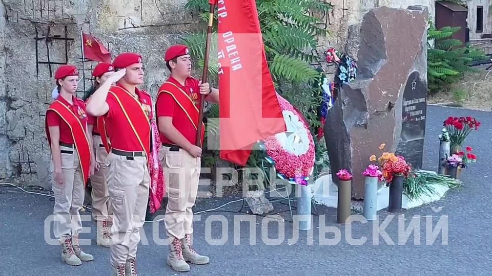 На 35-й береговой батарее торжественно пронесли копию Знамени Победы
